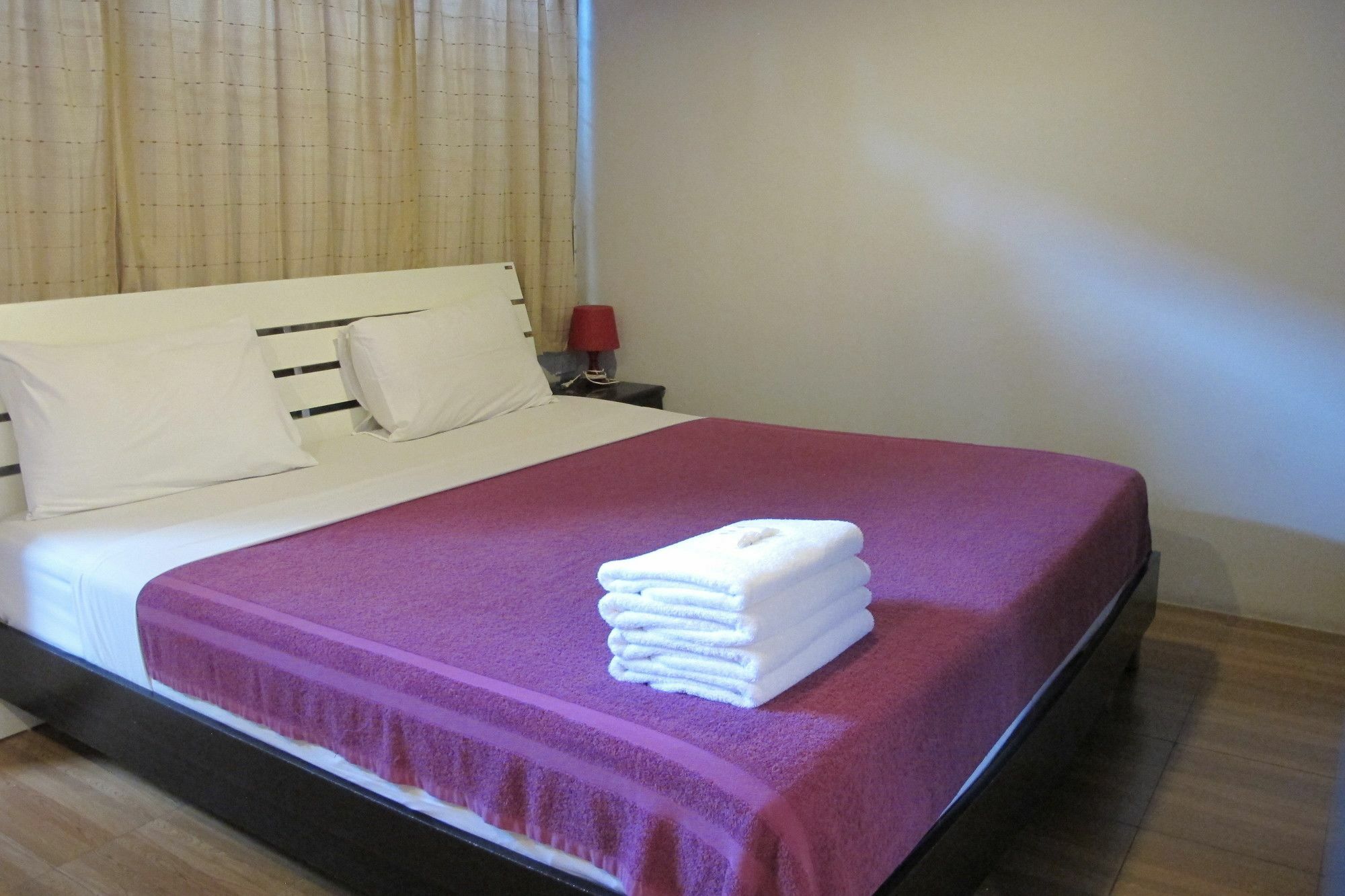 Samchai Hotel Si Racha Esterno foto