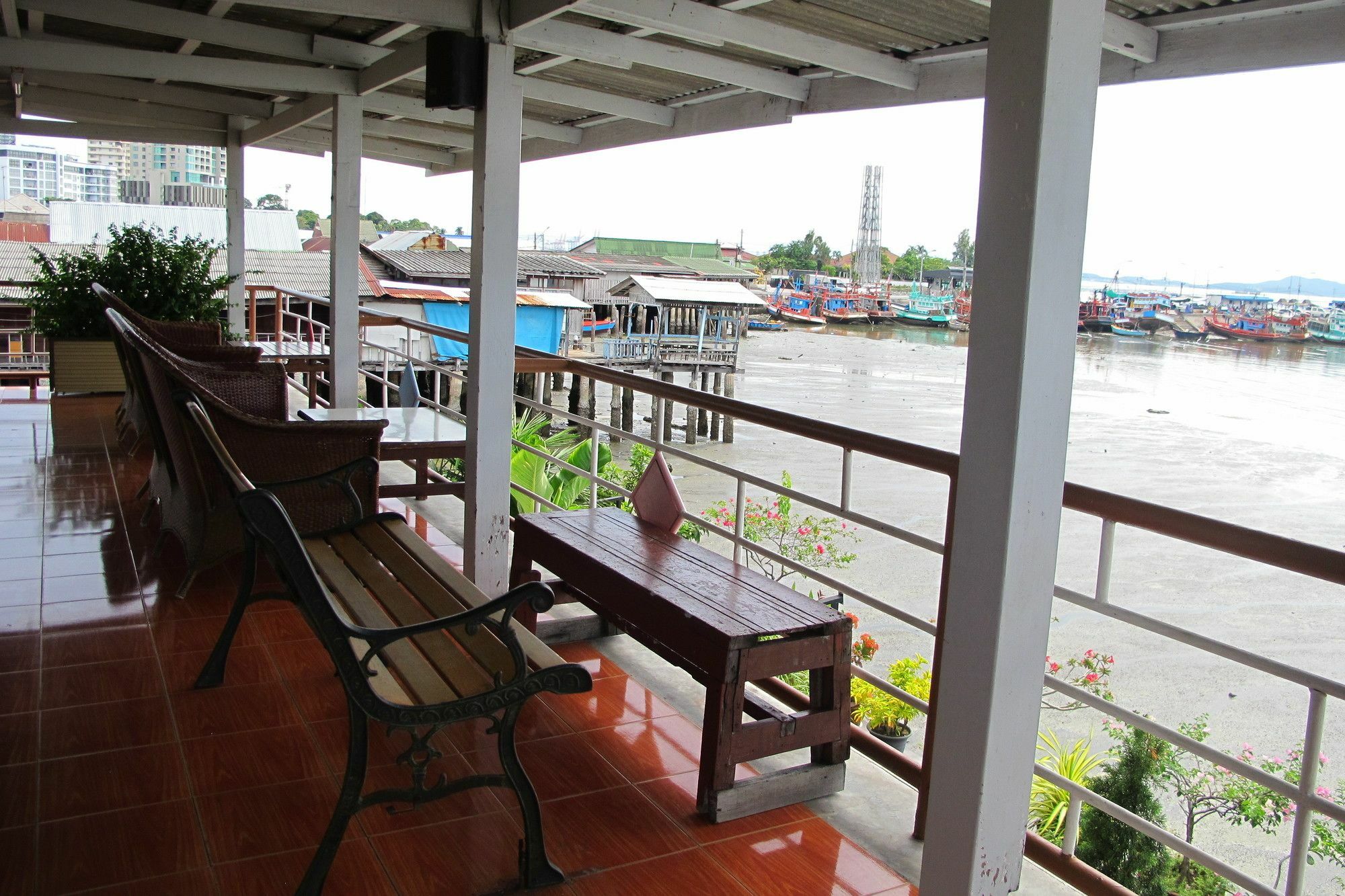 Samchai Hotel Si Racha Esterno foto